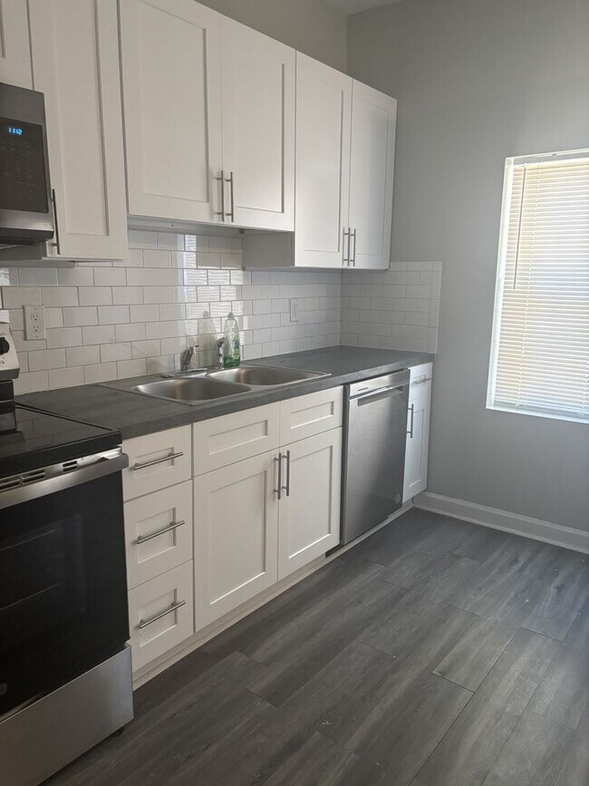 Building Photo - Cozy 3 Bedroom, 1 Bath (Plus Bonus room) Home - Across the Street from the Set at FAMU!