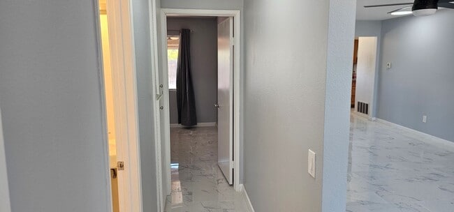 Building Photo - 4744 Westridge Dr