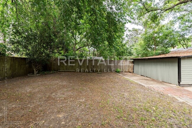 Building Photo - HALF-OFF DEPOSIT SPECIAL! Furnished 2 Bedr...