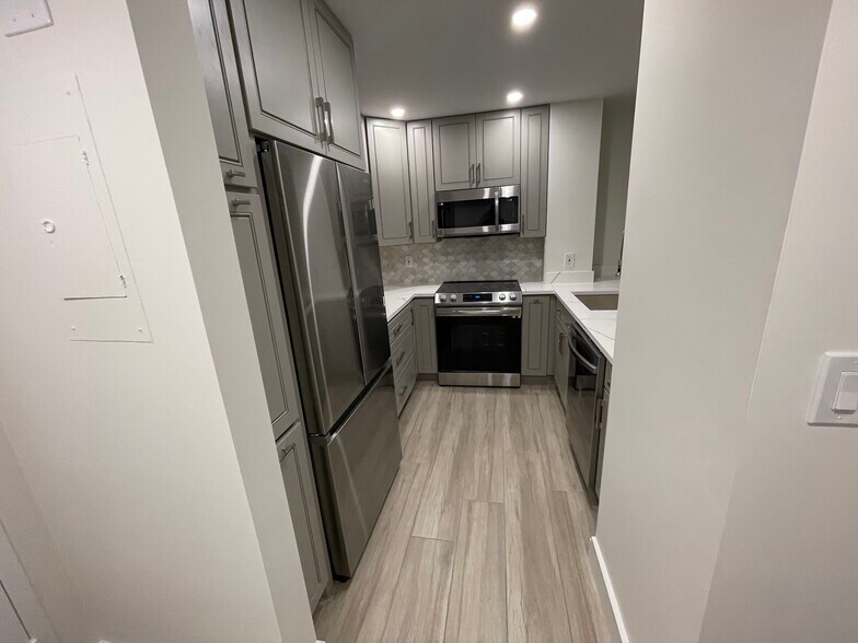 Kitchen - 1831 NE 38th St