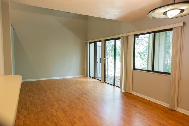 Building Photo - Charming 2B/2B Townhome with Loft in Prime...