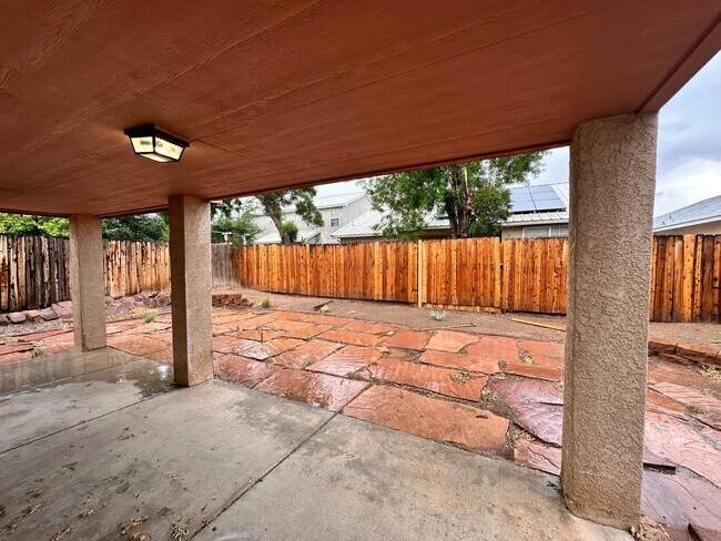 Building Photo - Tons of Character! 3 bed 2.5 bath amazing ...