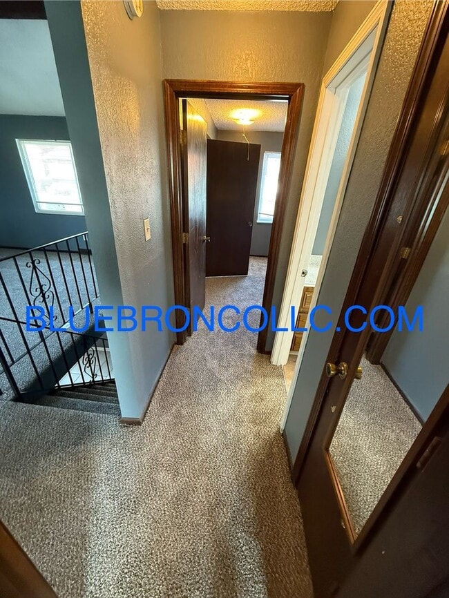 Building Photo - Newly renovated 2 bedroom with fresh paint and new flooring!