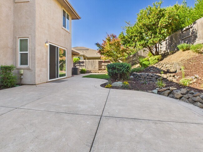 Building Photo - Spacious 5-Bedroom Solar Home in Blackstone with Resort Style Amenities