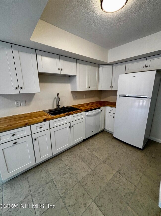Building Photo - 9787 Sawgrass Dr E