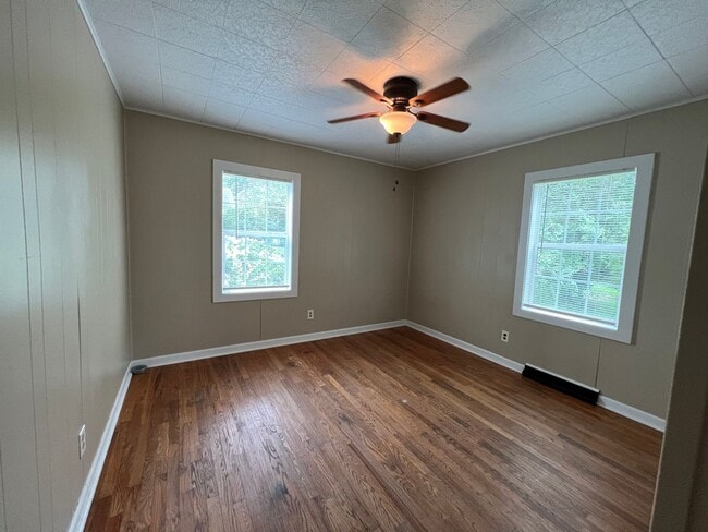 Building Photo - Available Mid-May 4 Bedroom / 1.5 Bathroom for Rent