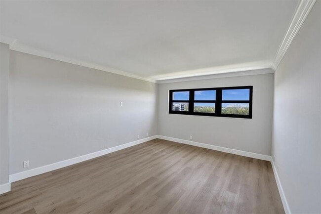 Building Photo - 3200 Port Royale Dr N