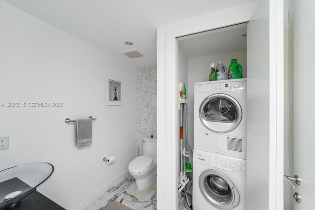 Building Photo - 200 Biscayne Blvd Way