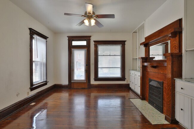 Building Photo - Large 4 Bedroom North Campus Townhouse - 1st house from High Street