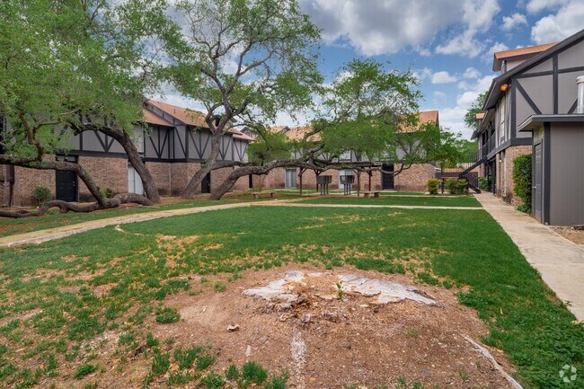 Courtyard - The Retreat at Uptown Heights