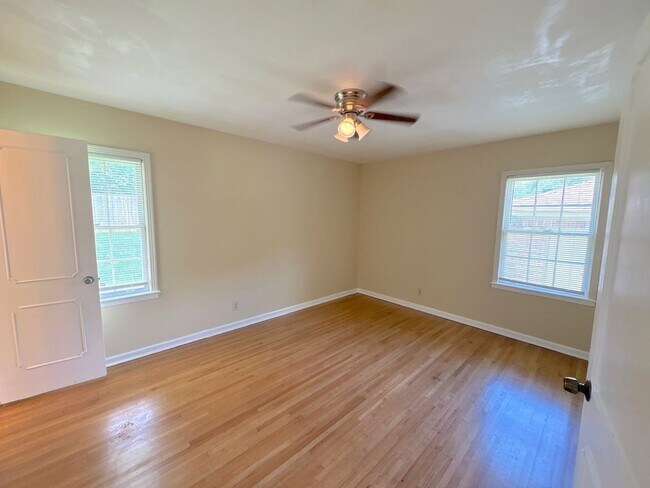 Building Photo - 5099 Oak Meadow Ave
