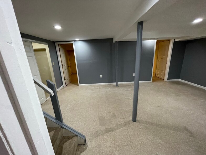 Building Photo - 216 Carnation Ct