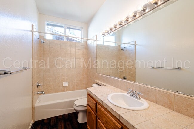 Building Photo - 3 Bedroom/2 Bath Home in Highly Desirable ...