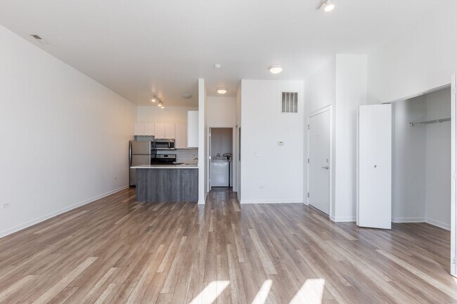 Building Photo - Spacious 3 Bed 2 Bath Duplex Up, In unit W/D in Humboldt Park!