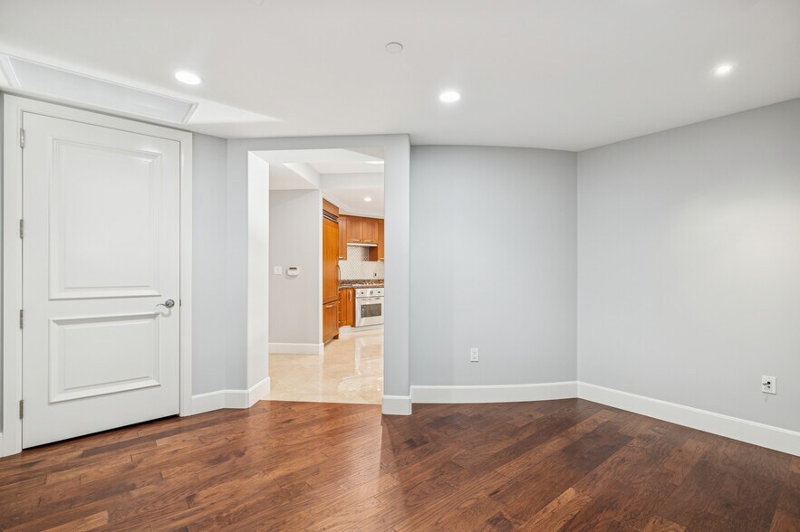 Building Photo - 5047 Scholarship