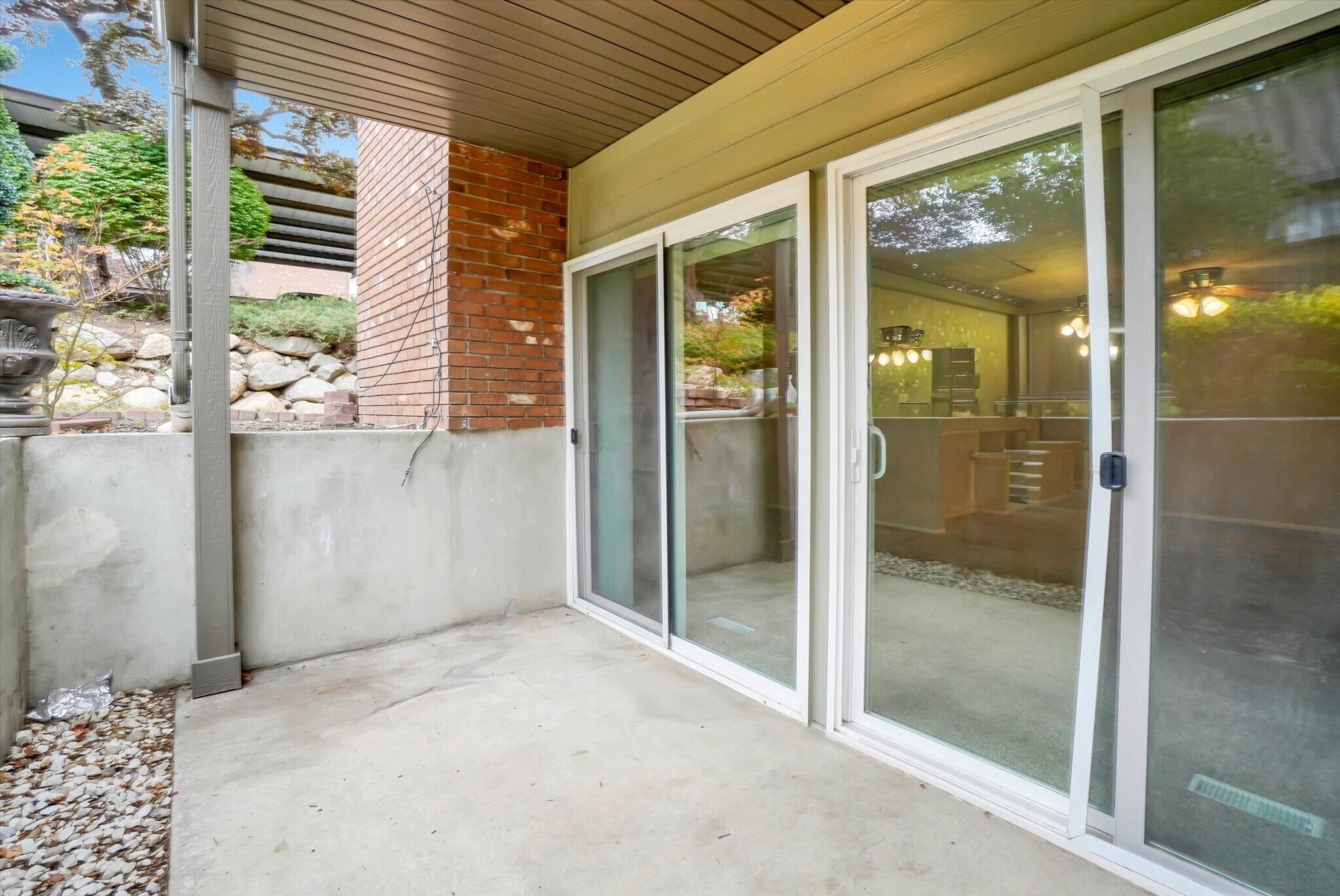 covered porch off living room - 8108 S Cottonwood Hills Cir