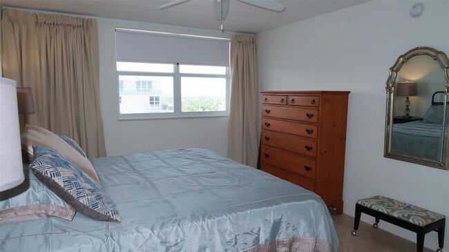 Building Photo - 1051 Hillsboro Mile