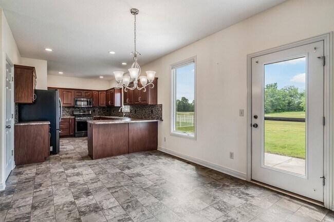 Building Photo - 625 Perolla Dr