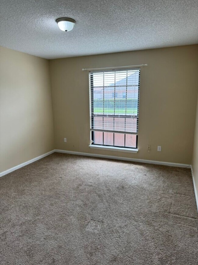 Building Photo - Home For Rent