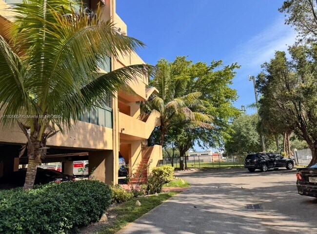 Building Photo - 1750 W 56th St