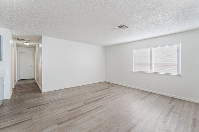 Building Photo - Upgraded 3 Bedroom Unit Near Air Force Base!
