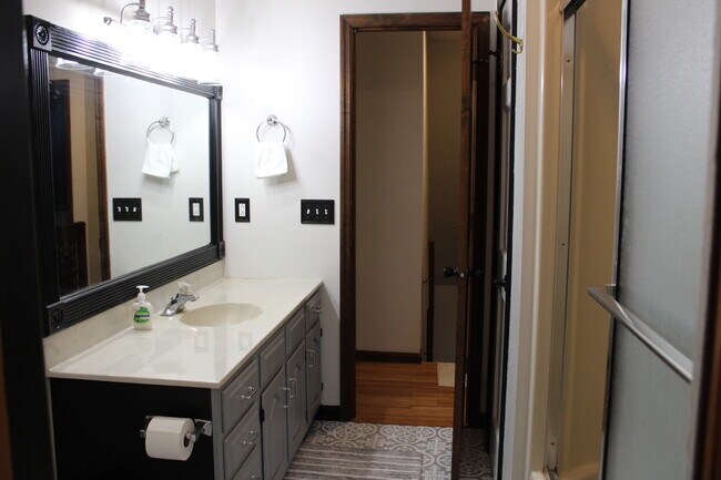 Upstairs Bathroom with Tub/Shower - 2115 Pineshore Ct