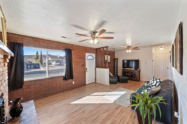 Building Photo - Charming 3 Bedroom Home Plus Casita. Pet F...