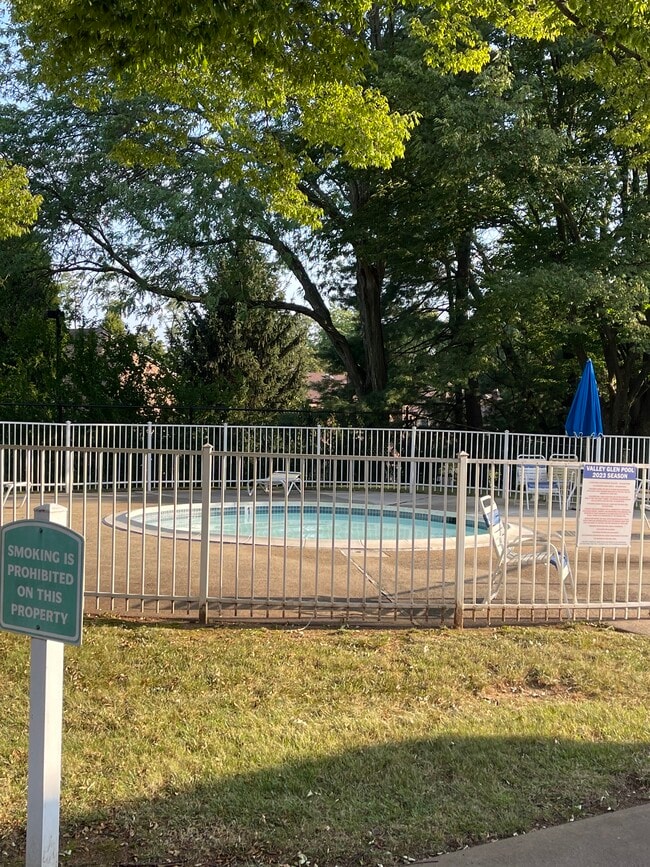 Building Photo - 1002 Valley Glen Rd