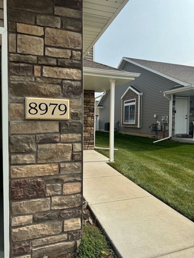Building Photo - Spacious 3-Bedroom Townhome in Prairie Vil...