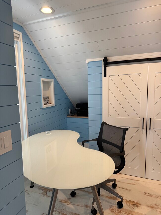 Building Photo - 2732 Weeks Ave