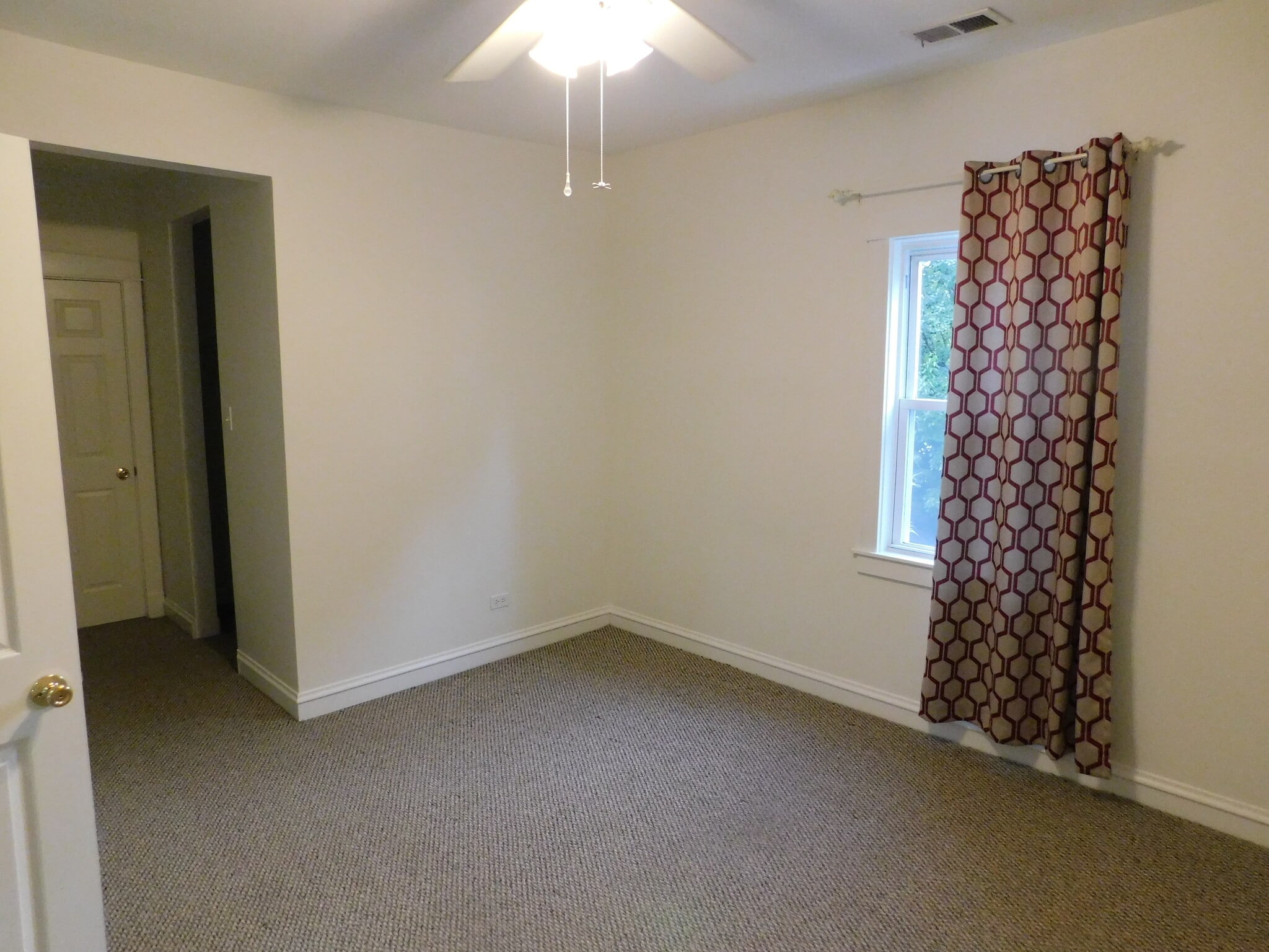 2nd bedroom with walk in closet and access to the 2nd bathroom. - 1566 Dewey Ave
