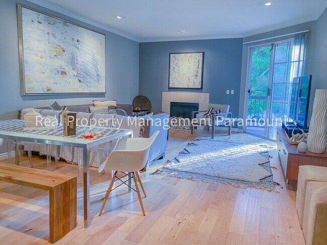 Building Photo - Don't miss out! 2 Bed 2 bath ready to go!