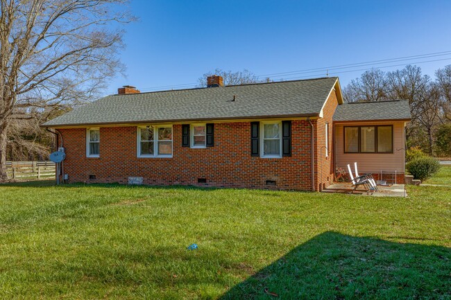 Building Photo - Beautiful Ranch style home!