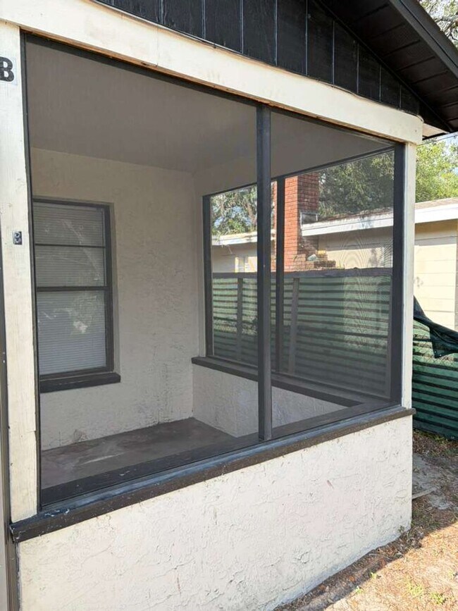 Building Photo - 2.2 Tampa Available NOW !! Ask about our Specials