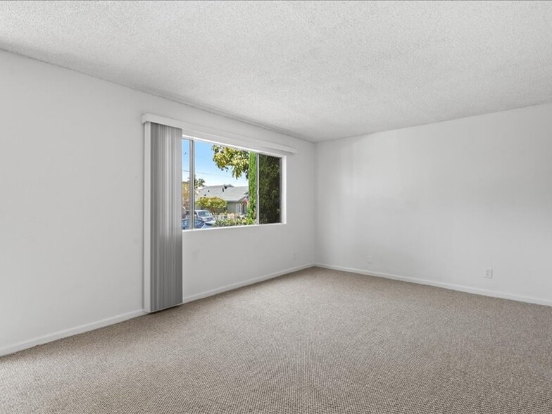 Building Photo - 2210 Gaviota Ave