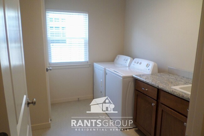 Building Photo - 837R