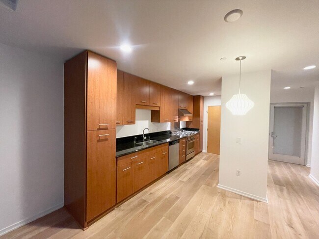 Building Photo - Dogpatch: Exceptional 1 Bed 1.5 Bath Condo @ Esprit Park with Garage Parking and Storage