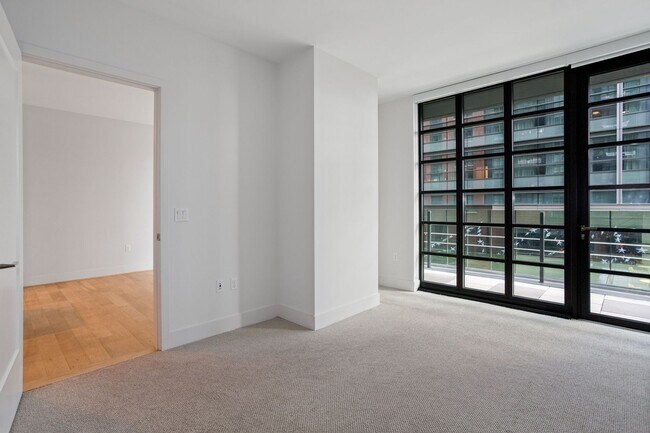 Building Photo - 1 Bed Plus Den 1 Bath! Pets Welcome! Pool!