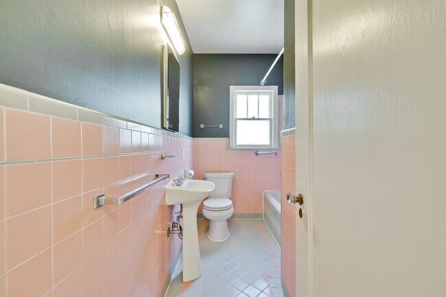 Building Photo - Updated Bungalow located in Downtown Redwood City & 15 miles from SF International Airport