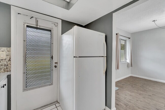 Building Photo - 2161 NE 42nd Ct
