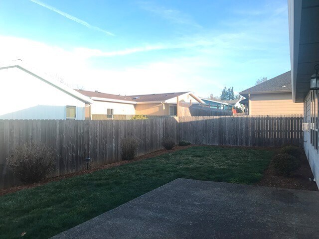 Building Photo - 3Bd/2Ba Single Story House - Available to View!