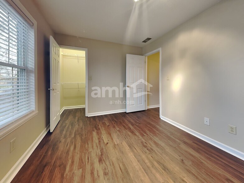 Building Photo - 7 E Pine Ridge Dr