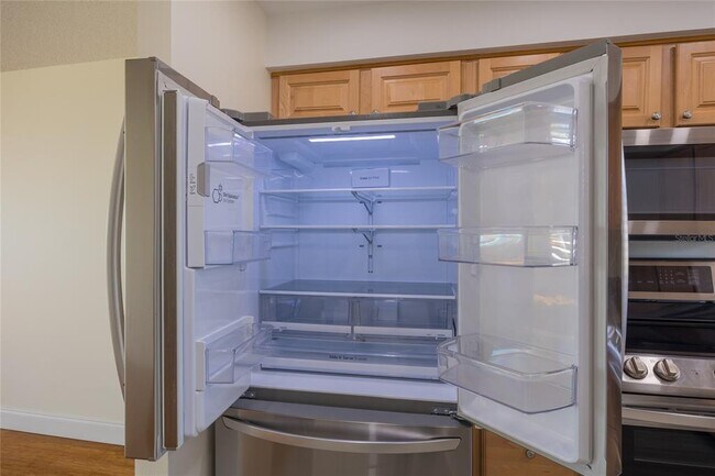 Building Photo - 4775 Cove Cir