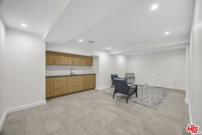 Building Photo - 141 Hollister Ave