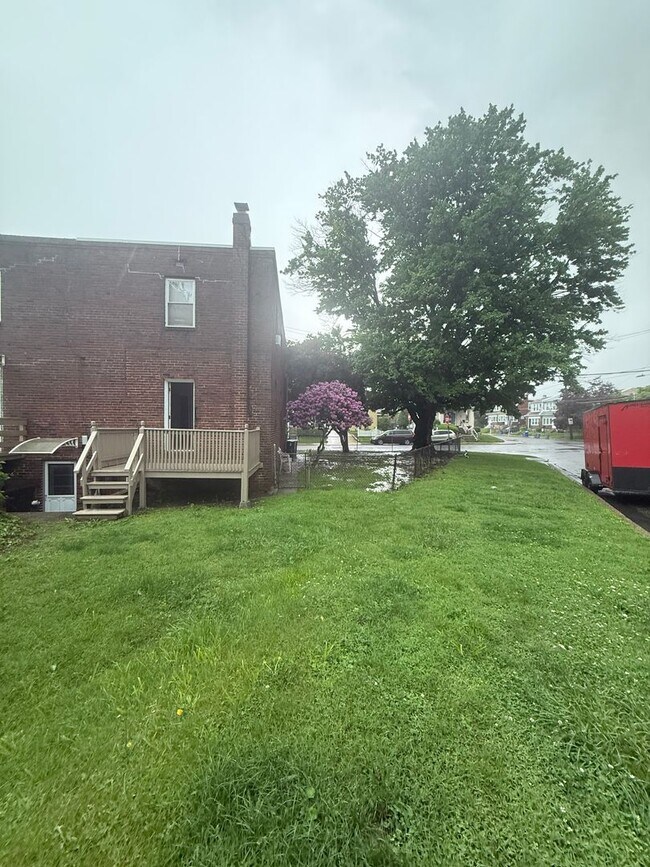 Building Photo - 1113 Faunce St