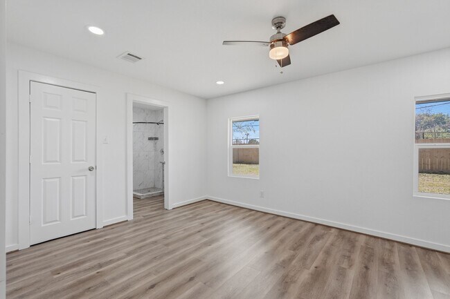 Building Photo - 5962 Ridgeway Dr