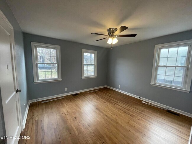 Building Photo - 937 Shamrock Ave