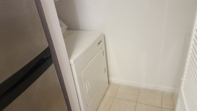 Building Photo - Lexington Place - 1615