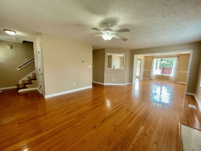 Building Photo - Spacious 4-Bed Haven With 2.5 Baths In Jac...