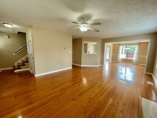 Building Photo - Spacious 4-Bed Haven With 2.5 Baths In Jack Britt District!